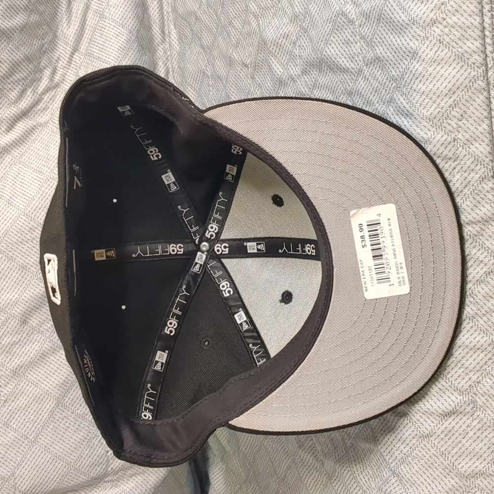 New Era Black Cap with White Embroidered Logo - Picture 3 of 16